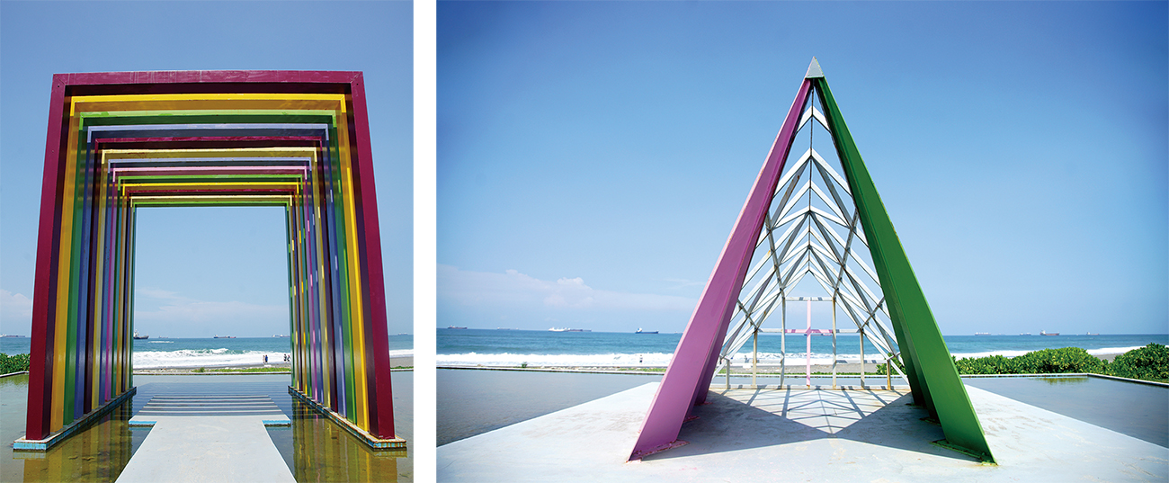 （左）水の上に浮かぶ二つのオブジェが彩虹教堂。（右）シンプルな三角形のデザイン。