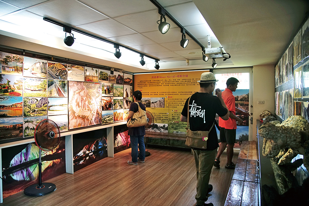 Tianliao District's Beguiling Moon World