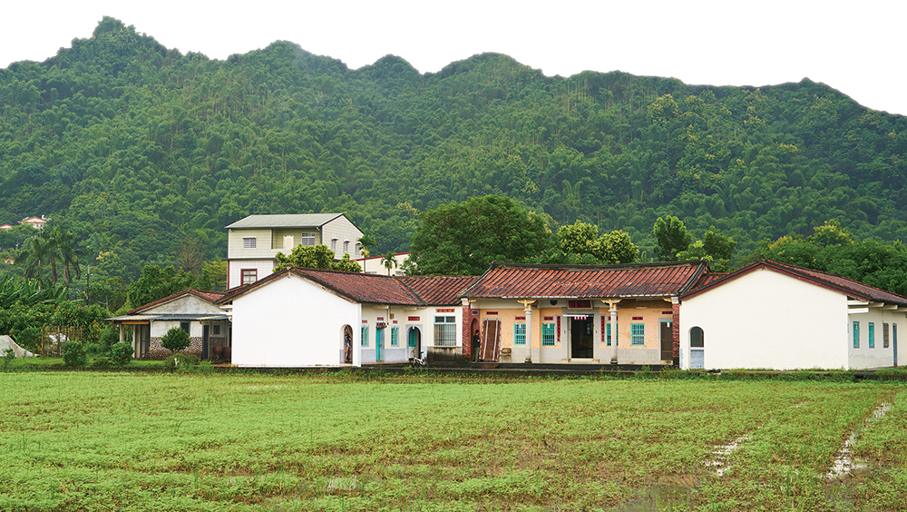 Weaving Dreams at Banana and Phonograph Records Sanhe Yuan Private Lodge