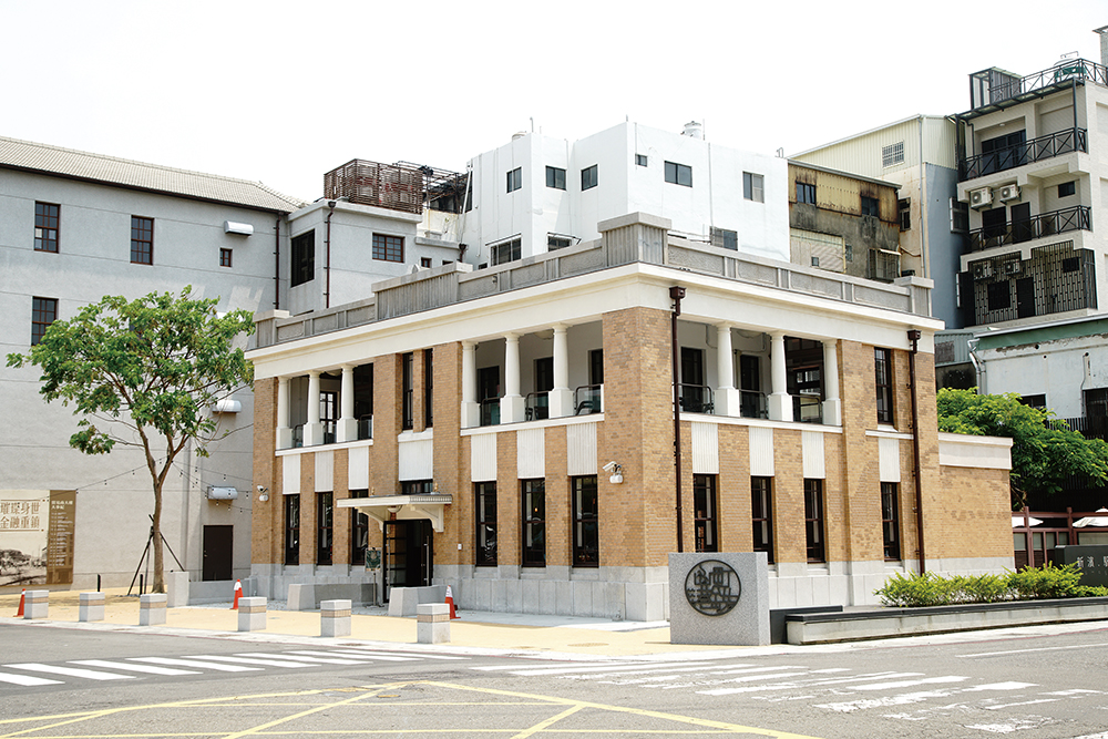 新濱・駅前，銀行百年の歴史的空間で飲む一杯のコーヒー