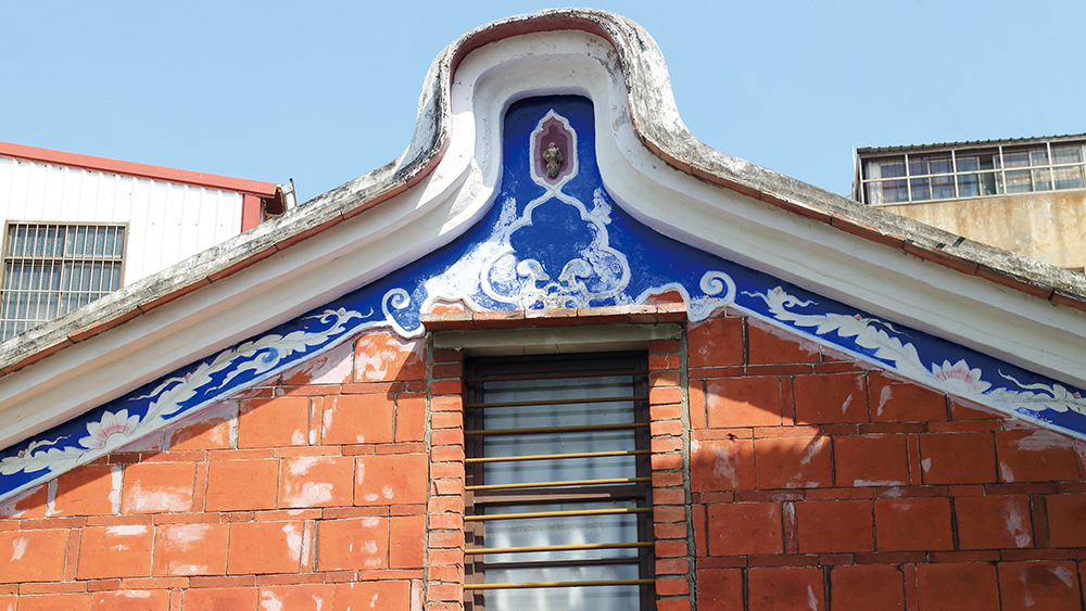Guo's Centennial House Near Lotus Pond