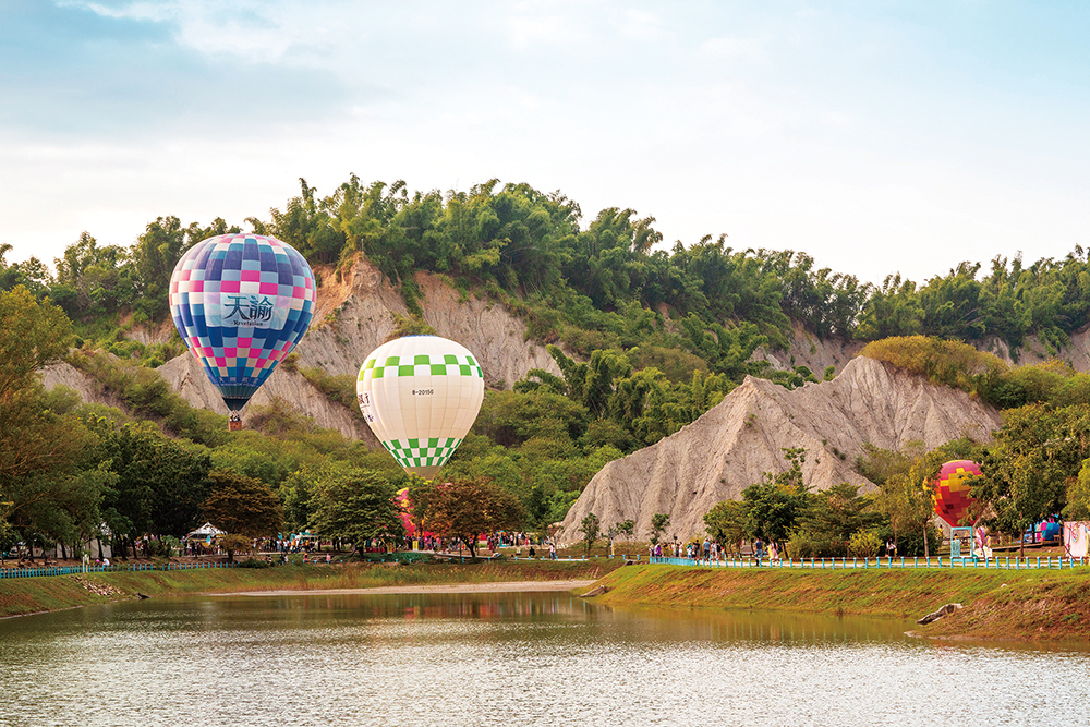 Kaohsiung City Government's Balloon Rides over Tianliao's Moon World