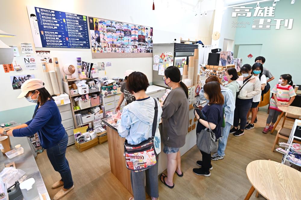 「生日應援咖啡廳」概念來自韓國，粉絲們排隊領取應援小物，店內一片熱鬧，充滿青春氣息。(攝影/Carter)