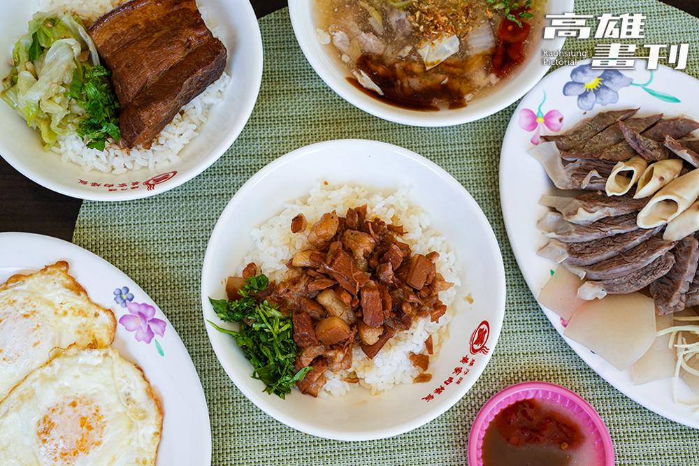 肉燥飯加肉羹是老饕必點組合，想吃的澎湃些，再來份古早味綜合切料。(攝影/Cindy Lee)