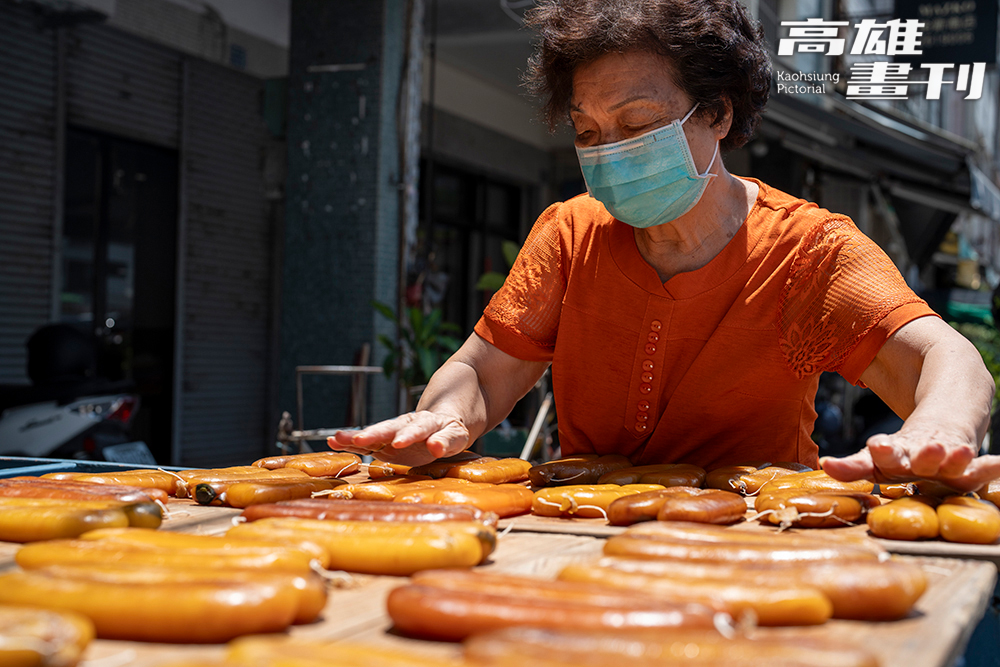 烏魚子製作過程繁複，白天曬太陽需每小時翻面，夜裡收進店內風乾，以磚塊重壓，增加緊實度，反覆持續六至十天才算完成。(攝影/Cindy Lee)