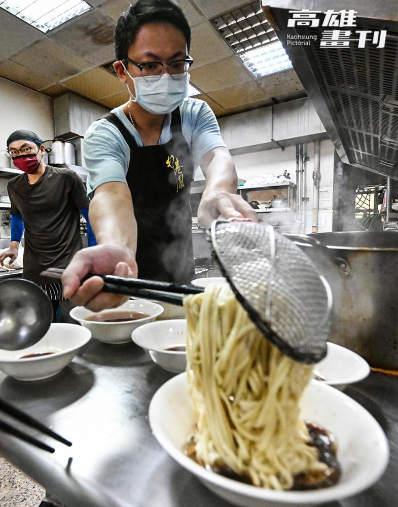 港園牛肉麵開業超過七十年，現由第三代接班經營，致力維持老店不變的風味。(攝影/Carter)