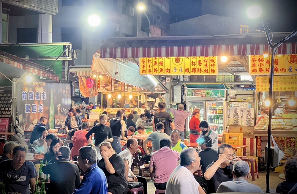 「加食延暢」以夜經濟特色店家為主，包含小吃、火鍋、餐酒館等，更陸續納入了早午餐店與龍華、鹽一及苓雅等傳統市場與夜間市集。(圖片提供/高雄市政府經發局)