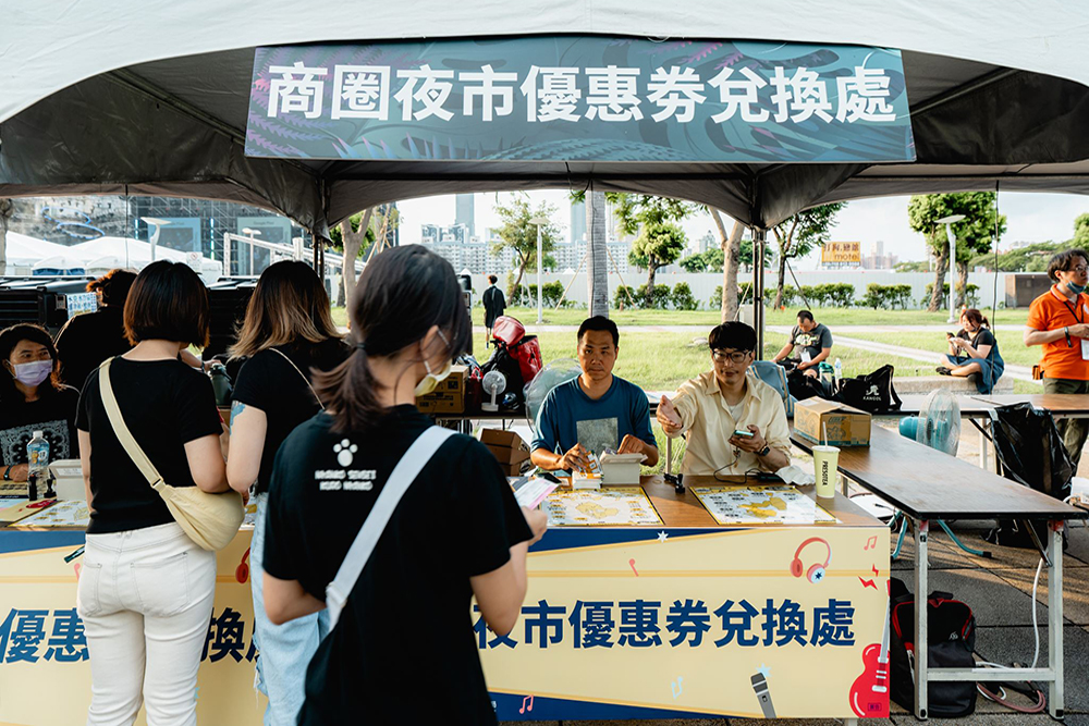 配合市府演唱會經濟，首次在活動現場發放商圈夜市優惠券。(圖片提供/高雄市政府經發局)