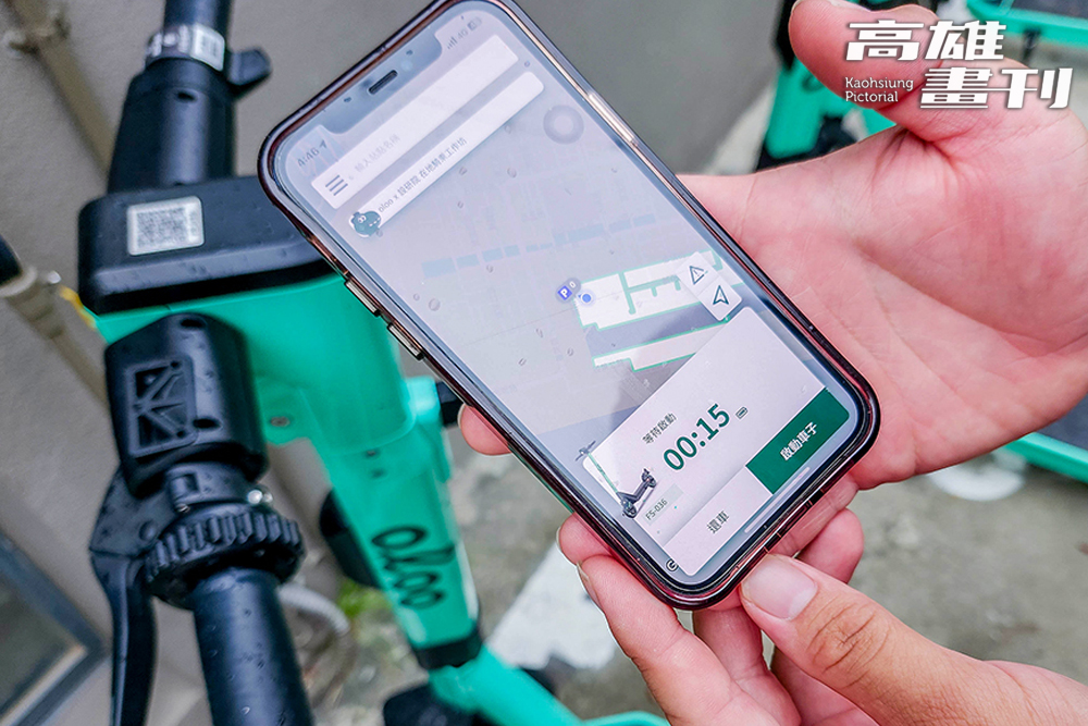只要掃描OR Code下載APP，按照指示就可以一指輕鬆租借滑板車，歸還時再騎到原站點，開啟APP操作即可。(攝影/李瑰嫻)