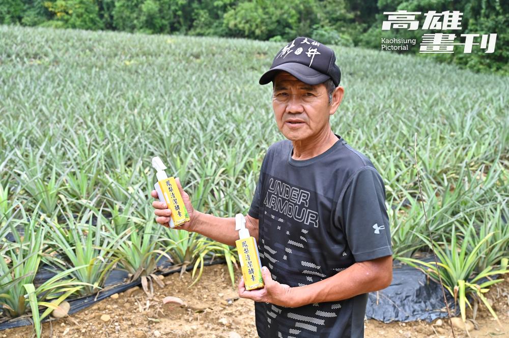 龍目里製作友善環境的天然鳳梨酵素，供居民清潔使用，加上社區巡守隊的努力，長年下來終於讓龍目排水恢復清澈。(攝影/Carter)