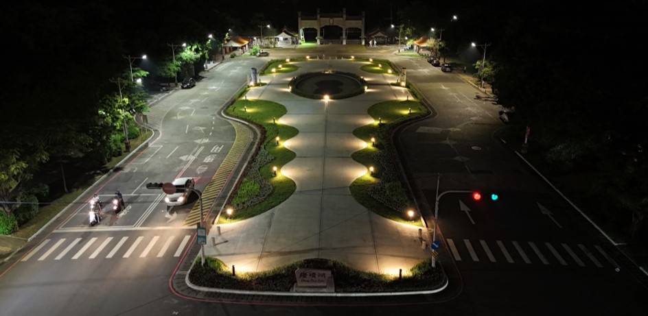 夜晚加上LED照明點綴，讓澄清湖披上迷人光采，也增加居民飯後散步安全性。(圖片提供/高雄市政府觀光局)