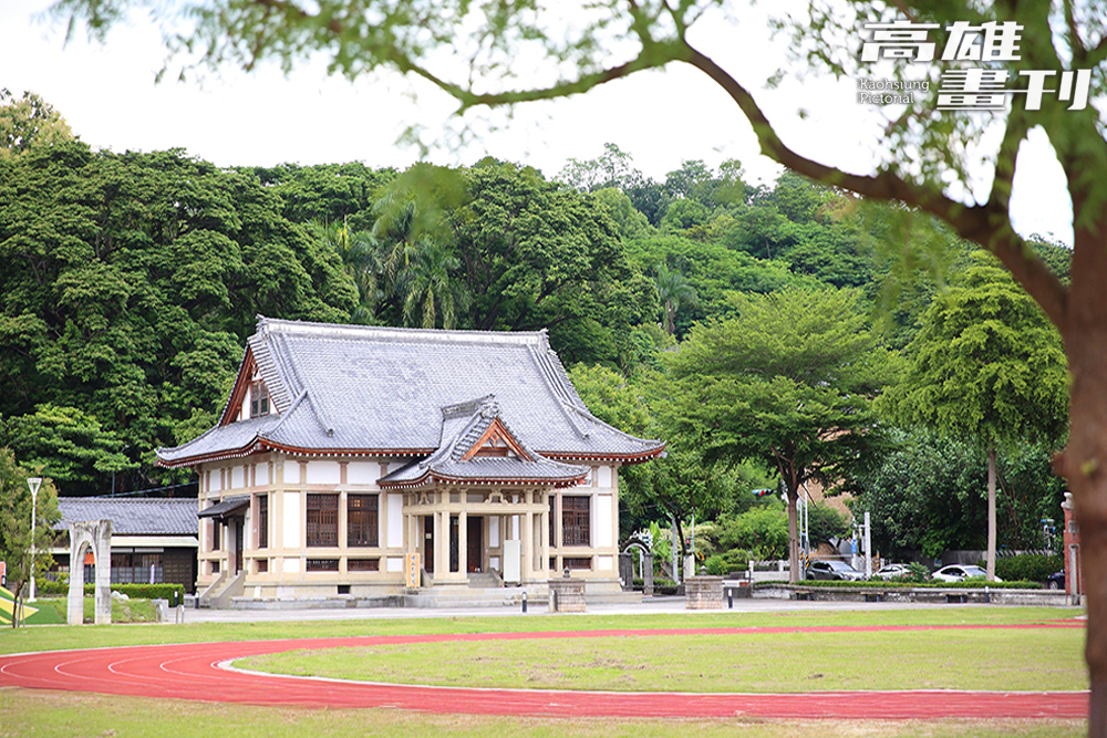 旗山武德殿位於鼓山山腳下，宛如穿越時空的歷史現場。(攝影/Carter)