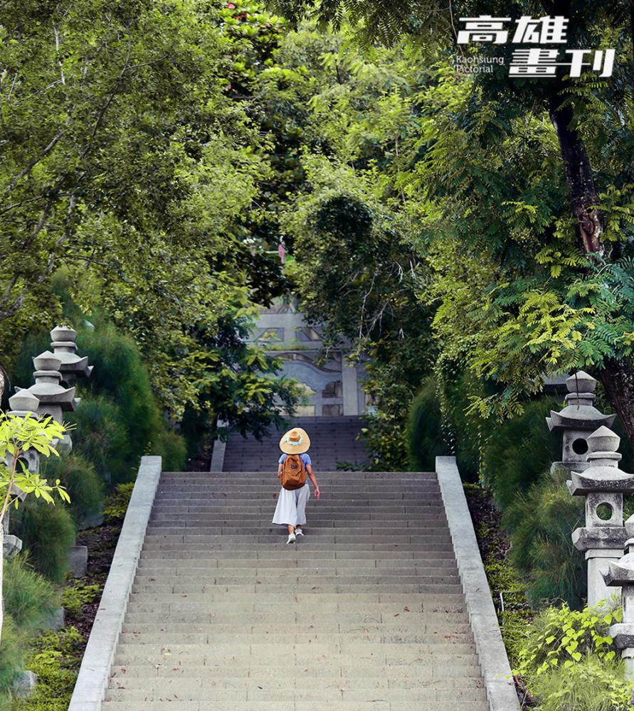 鼓山公園原址為日治昭和時期的旗山神社，石階、石燈籠在樹影婆娑中，拾級深入的背影就能拍出故事感。(攝影/Carter)