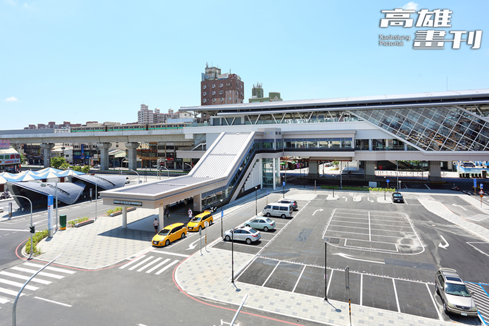 捷運岡山車站與臺鐵岡山車站及客運站步行可達，除岡山外，路竹、湖內和橋頭等地區的旅客都能透過捷運，輕鬆轉乘捷運橘線、環狀輕軌和高鐵。(攝影/Carter)