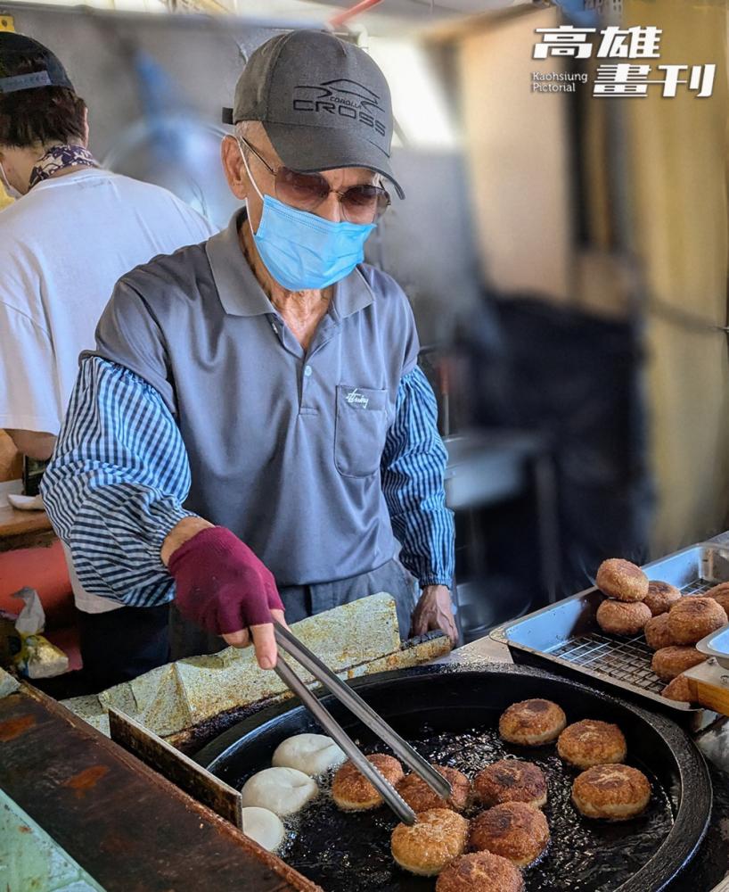 豬肉餡餅在油鍋中炸得金黃酥脆，一旁排隊人潮總是絡繹不絕。(攝影/Cindy Lee)