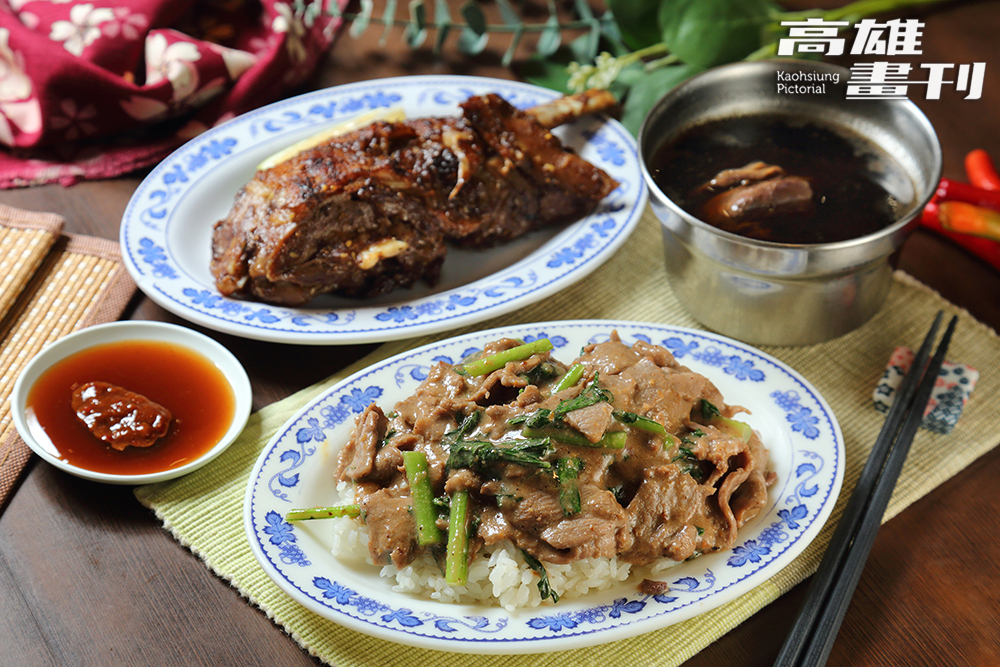 沙茶羊肉燴飯、烤羊小排和當歸羊肉湯的組合，是許多岡山人下班後的飽食標配。(攝影/Carter)