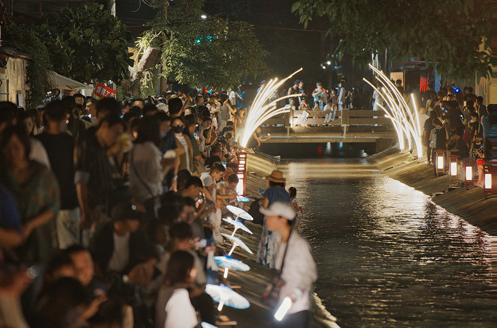 沿線點燈的水圳，成為美濃最美的夜間祭典。(圖片提供/米濃聚落)