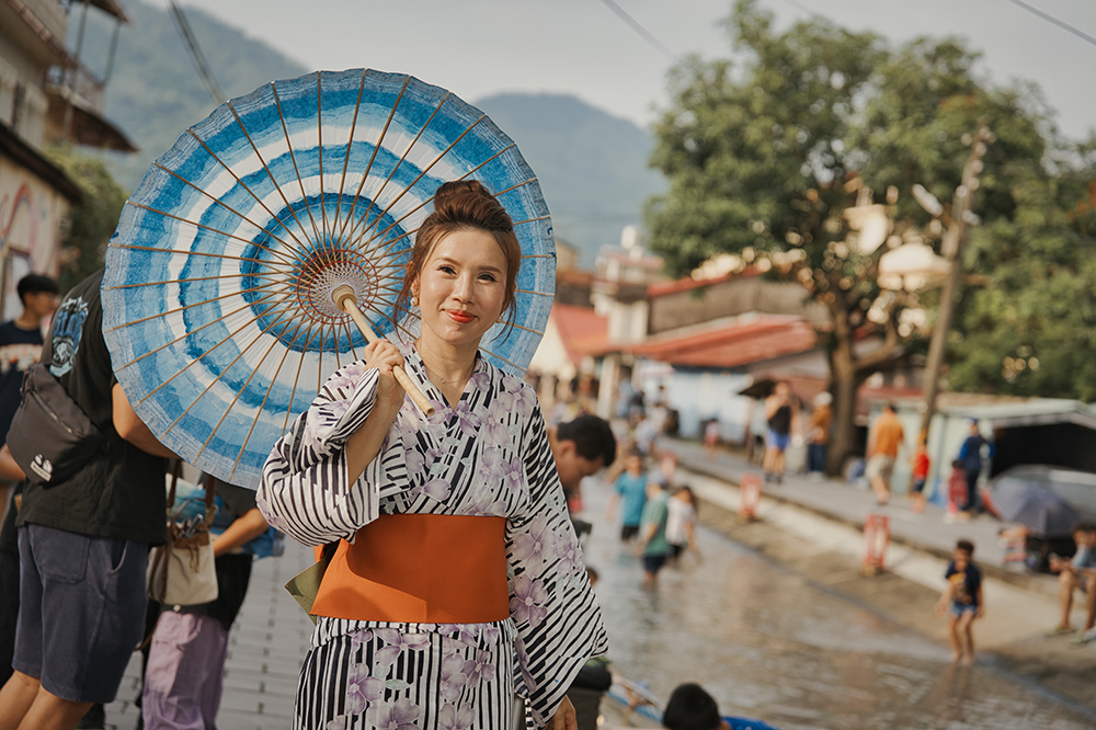 穿著浴衣漫步水圳，有種一秒到日本的感覺。(圖片提供/米濃聚落)