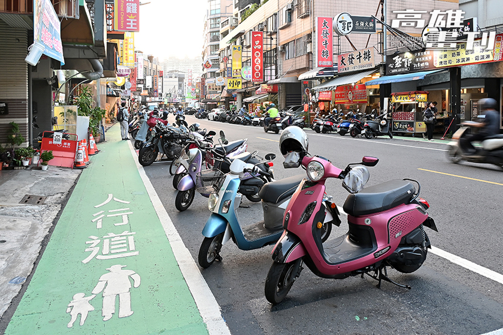 在「標線型人行道」跟車道的中間規劃停車帶，不僅間接保護行人通行的安全，又滿足當地的停車需求。(攝影/Carter)