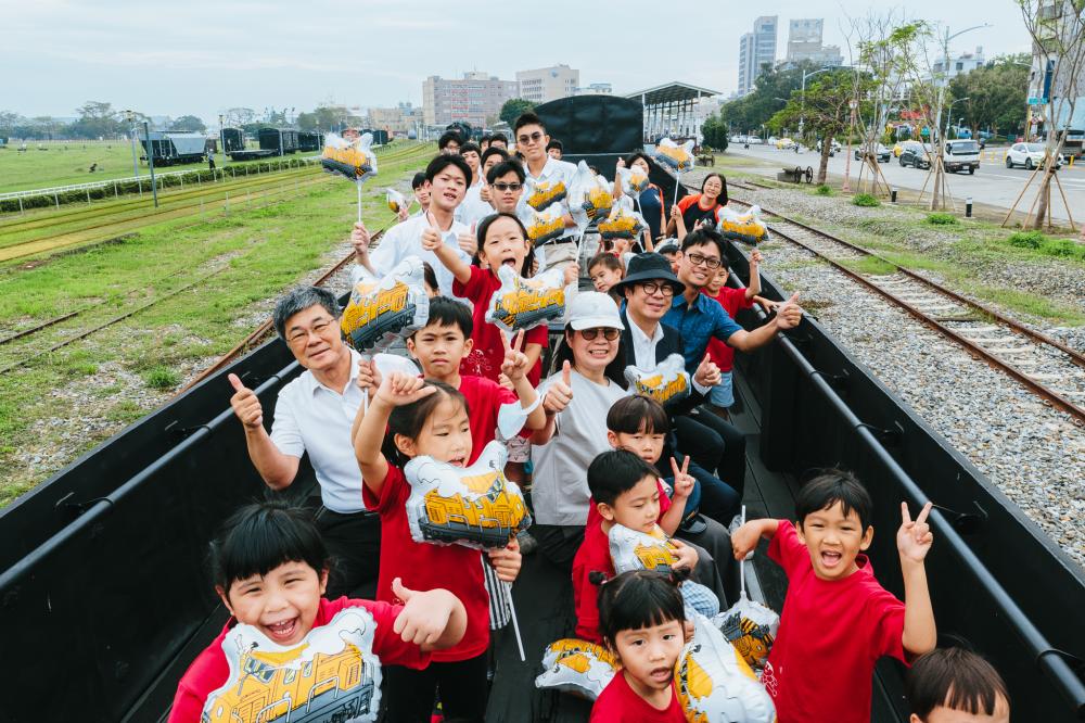 「濱線觀光列車-哈瑪星號」耗時一年籌備，讓高雄人回憶中的移動風景線重返哈瑪星鐵道園區。(圖片提供/高雄市政府文化局)