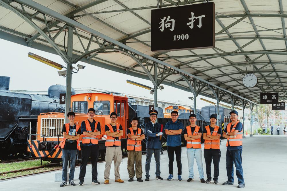 舊打狗驛故事館館長古庭維及鐵道工作夥伴於重新打造歷史氛圍的舊月台合影，象徵重返濱線。(圖片提供/高雄市政府文化局)