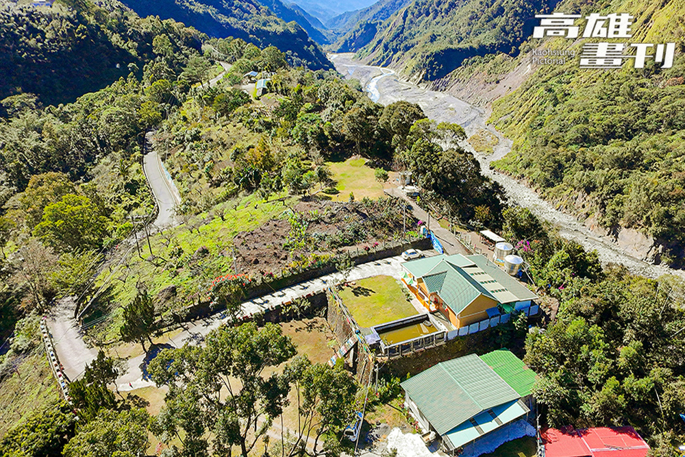 梅園營地三面環山，荖濃溪潺潺溪水流經而過，視野遼遠開闊。(攝影/Carter)