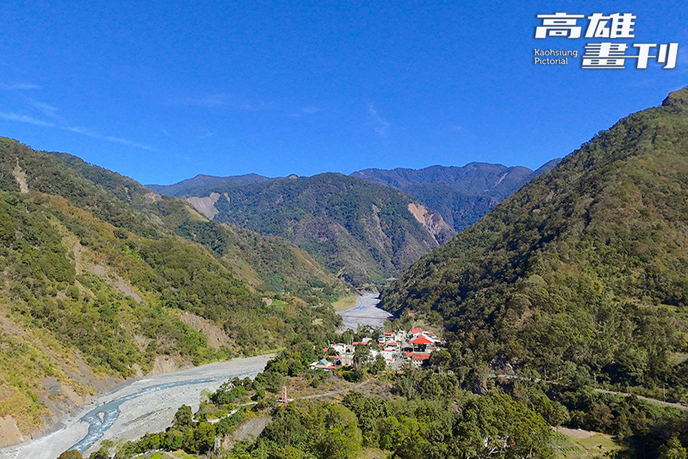 梅園營地三面環山，荖濃溪潺潺溪水流經而過，視野遼遠開闊。(攝影/Carter)