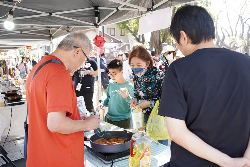 市集裡有港式奶茶、咖哩魚蛋、蛋撻等經典小吃，給人一秒到香港的錯覺。(圖片提供/臺灣香港協會)