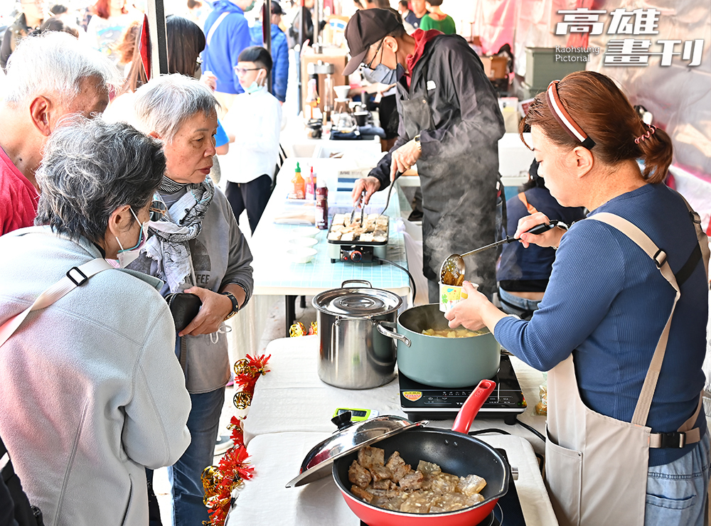 市集裡有港式奶茶、咖哩魚蛋、蛋撻等經典小吃，給人一秒到香港的錯覺。(攝影/Carter)