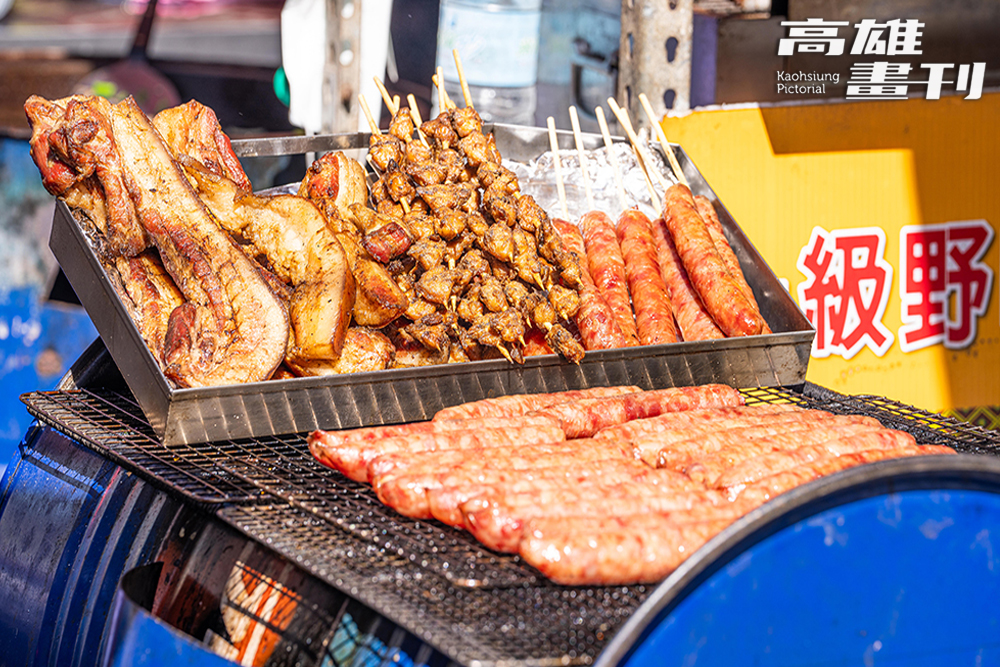 賞花之餘，還能順道逛逛原民市集，品味各式農特產品與原住民美食。(攝影/黃敬文)