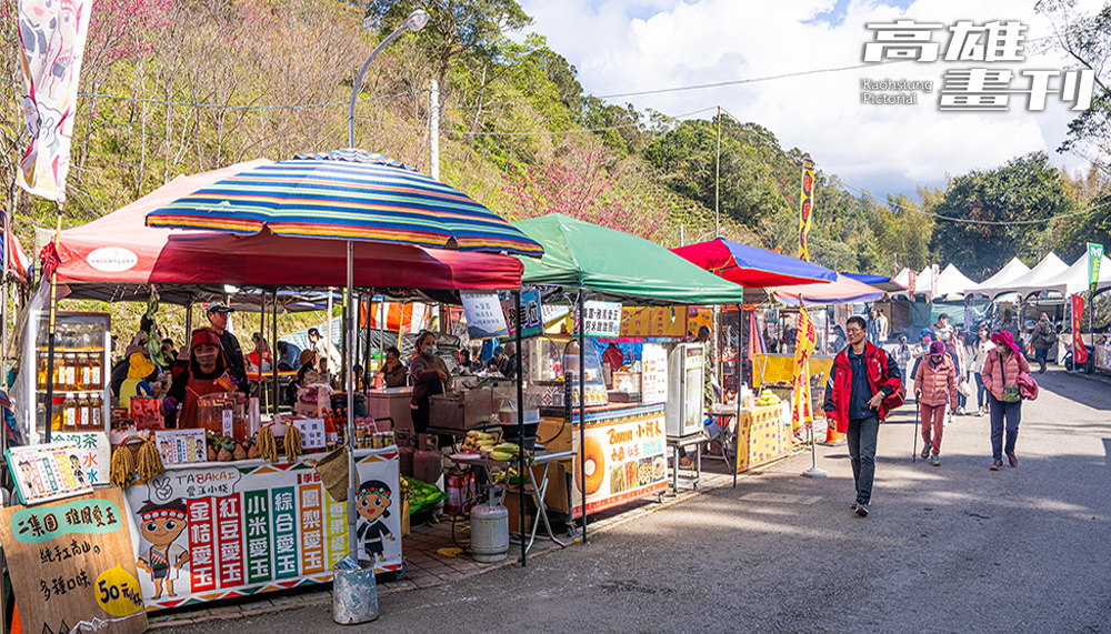 賞花之餘，還能順道逛逛原民市集，品味各式農特產品與原住民美食。(攝影/黃敬文)