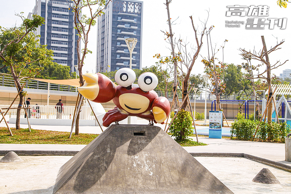 藍田公園鄰近援中港溼地公園，親水區的凶狠圓軸蟹公仔雕塑呼應泥灘地多達10種招潮蟹的生態。(攝影/李瑰嫻 )