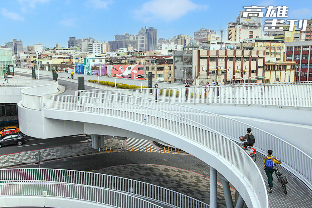 綠之丘橫跨站東路、站西路，串聯樂活風景線。(攝影/李瑰嫻)