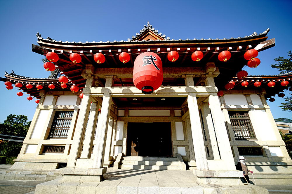 旗山武德殿採傳統日本式寺殿式樣建築建造，黑瓦屋頂在台灣武德殿中，採用入母屋屋頂的最多，與中國傳統歇山屋頂類似。（攝影/曾信耀）