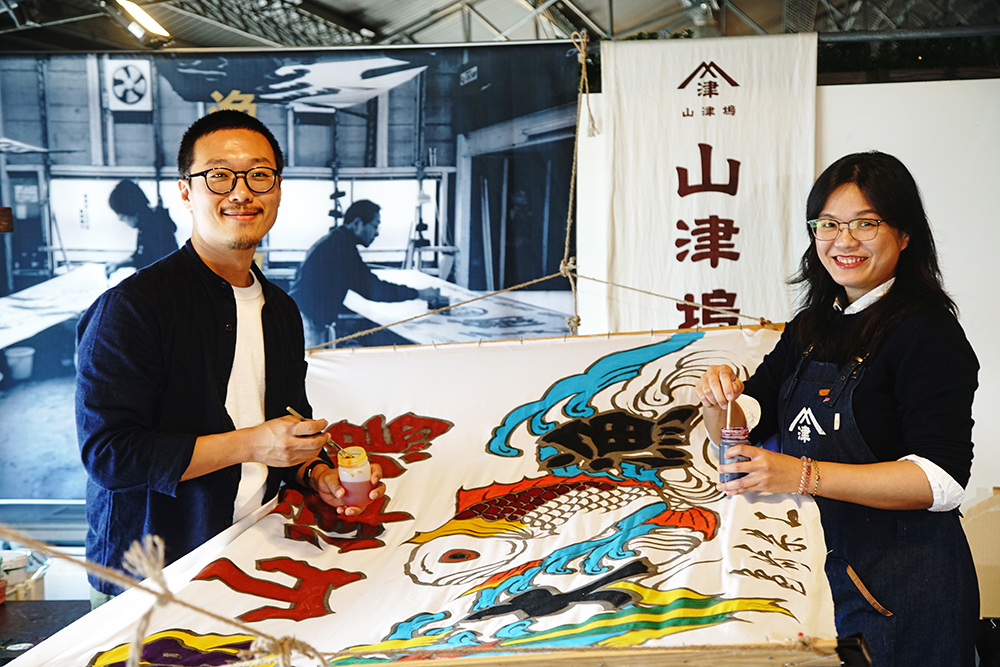 李怡志(左)與張淑雯(右)投入高雄傳統漁業大漁旗文化復興技藝。（攝影/曾信耀）