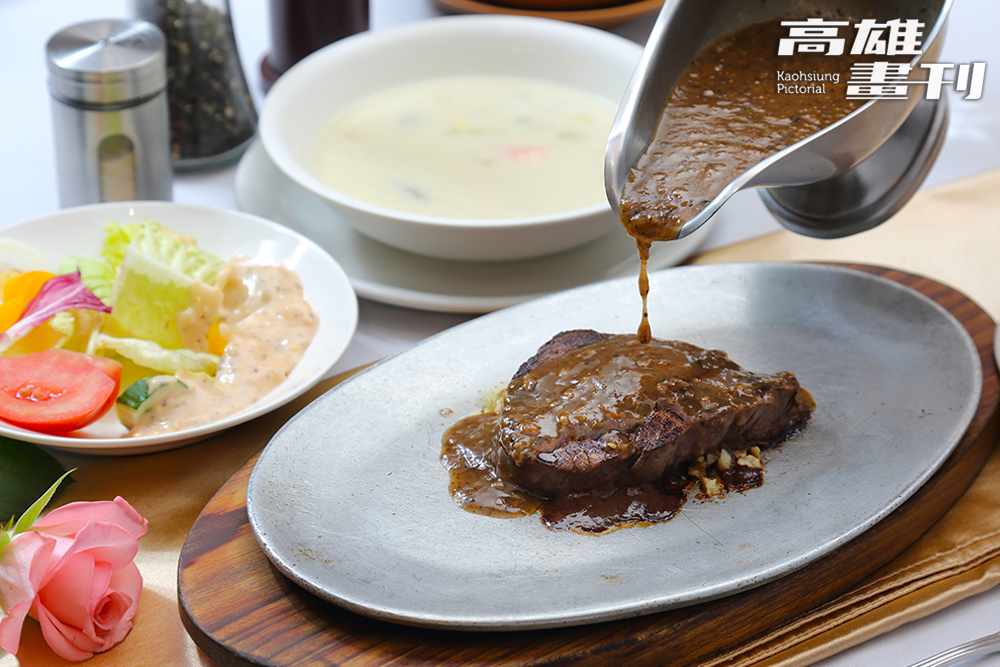 「紐西蘭菲力牛排」肉質鮮甜，價格親民，是鴻賓牛排館受歡迎的主力菜色。 (攝影/Carter)