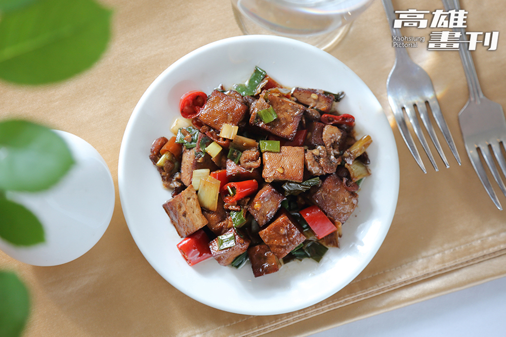 滋味鹹香的「滷豆干」是鴻賓牛排館的招牌小菜。 (攝影/Carter)
