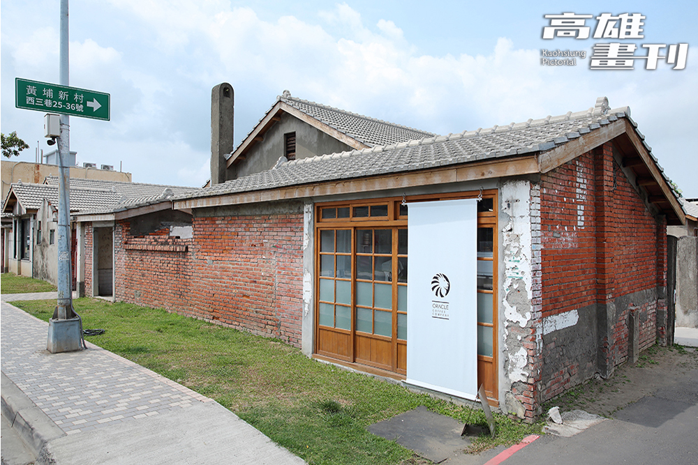 神諭咖啡位於黃埔新村的核心地帶,經過老闆與設計師精心打造,賦予這棟眷村老宅新生命。(攝影/Carter) 神諭咖啡位於黃埔新村的核心地帶,經過老闆與設計師精心打造,賦予這棟眷村老宅新生命。(攝影/Carter)