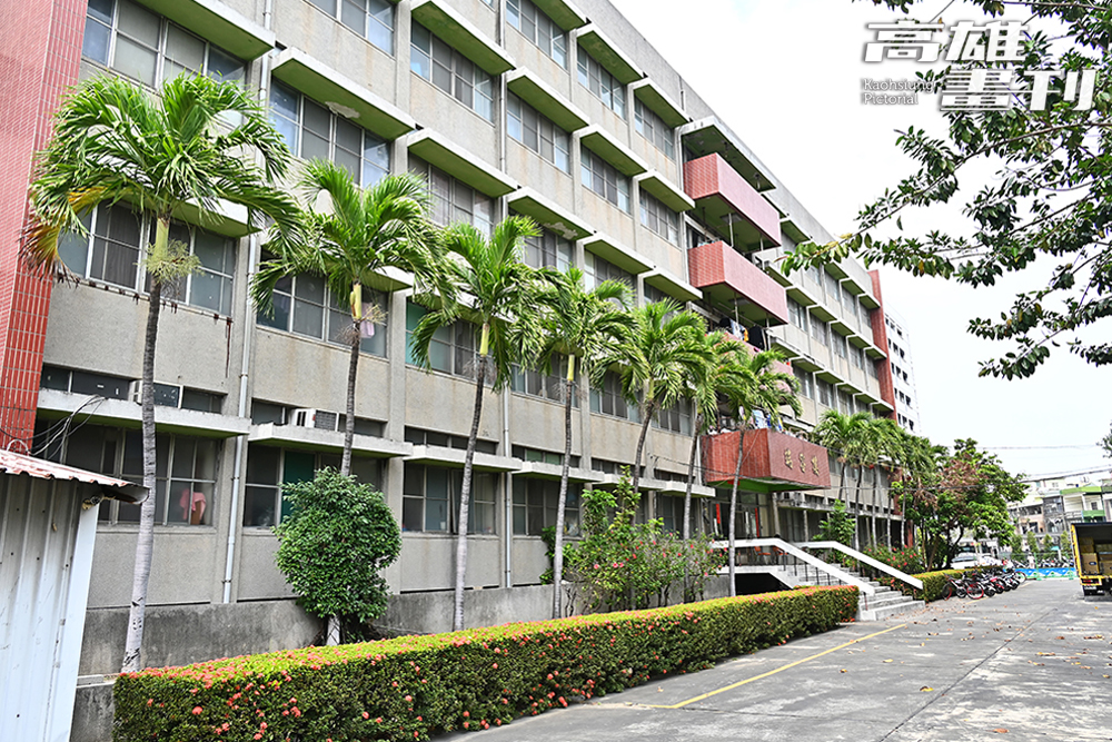 樸素方正的水泥建築是加工區的女子宿舍。歲月在牆面留下痕跡,它曾默默陪伴著剛到城市打拚的女孩們,渡過她們既緊張又期待的起點。(攝影/Carter) 樸素方正的水泥建築是加工區的女子宿舍。歲月在牆面留下痕跡,它曾默默陪伴著剛到城市打拚的女孩們,渡過她們既緊張又期待的起點。(攝影/Carter)