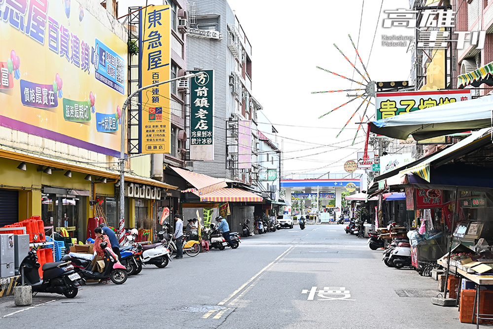 當時女工們最愛來鎮華街購物,附近有西裝店、鐘錶行、金飾店、百貨行和電影院。(攝影/Carter) 當時女工們最愛來鎮華街購物,附近有西裝店、鐘錶行、金飾店、百貨行和電影院。(攝影/Carter)