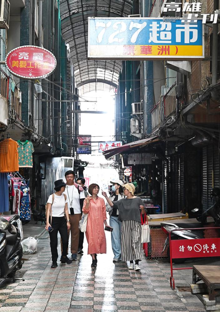 當時女工們最愛來鎮華街購物,附近有西裝店、鐘錶行、金飾店、百貨行和電影院。(攝影/Carter) 當時女工們最愛來鎮華街購物,附近有西裝店、鐘錶行、金飾店、百貨行和電影院。(攝影/Carter)