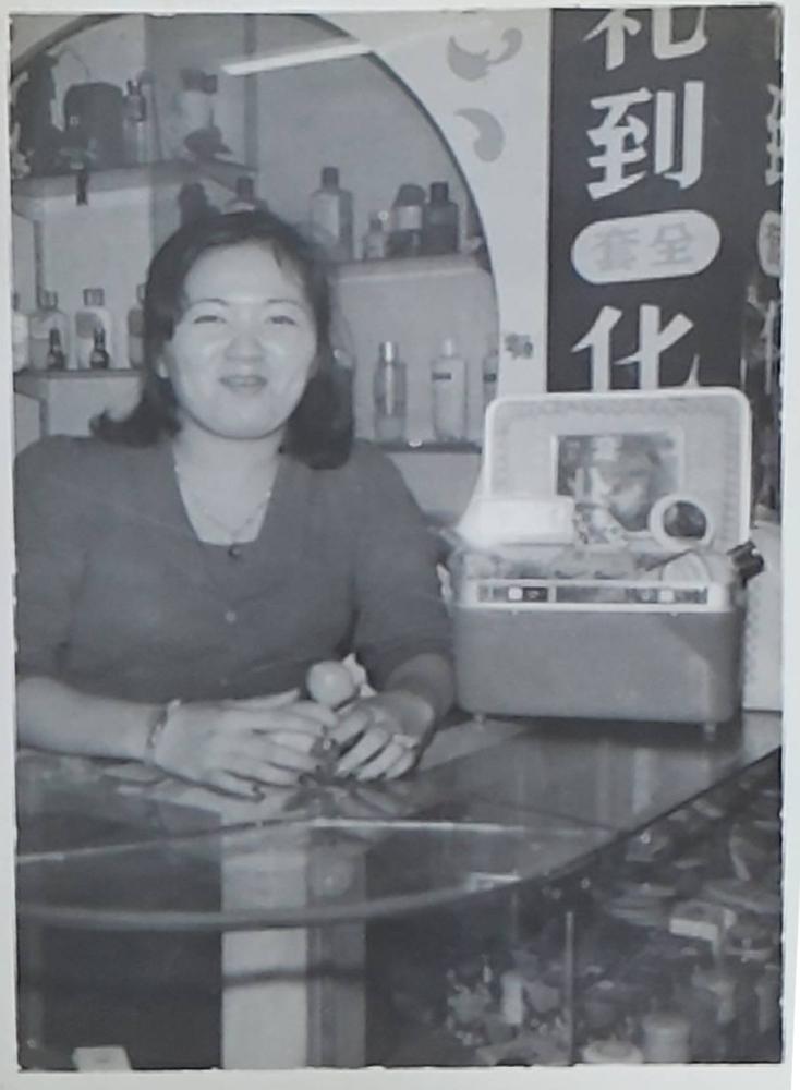 洪保鳳年輕時曾在銀座街經營美容店,後來轉而投身社區照護領域。目前擔任高雄市前鎮區鎮陽社區發展協會理事長,成為在地社區照護不可或缺的重要力量。(圖片提供/洪保鳳) 洪保鳳年輕時曾在銀座街經營美容店,後來轉而投身社區照護領域。目前擔任高雄市前鎮區鎮陽社區發展協會理事長,成為在地社區照護不可或缺的重要力量。(圖片提供/洪保鳳)