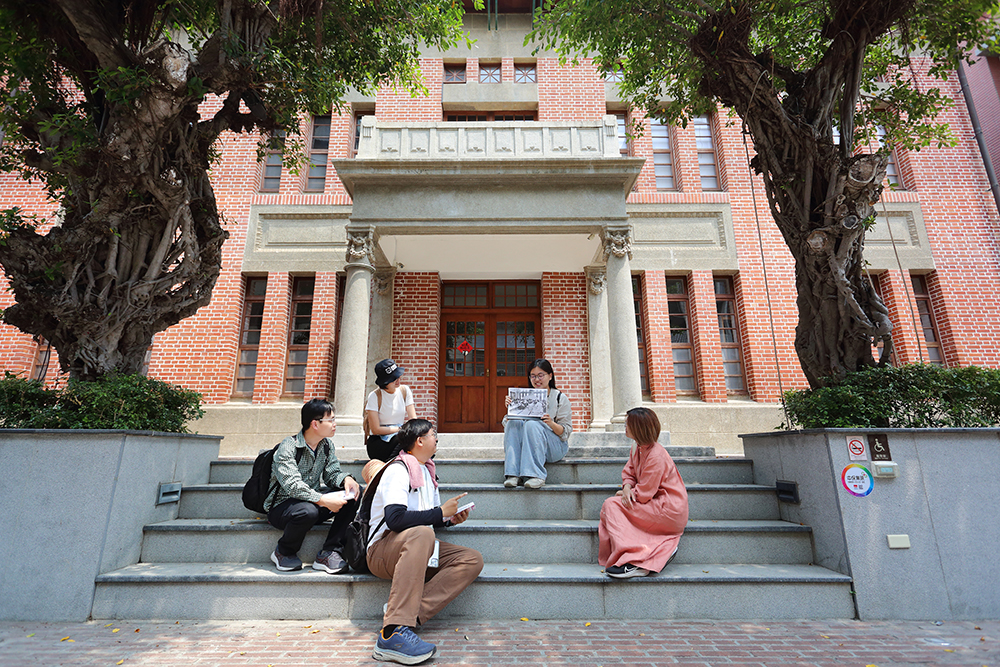 原愛國婦人會館的建築語彙體現女性意涵,入口處的門廊門柱為變形愛奧尼克式柱頭,為女性柔美的象徵。(攝影/Carter) 原愛國婦人會館的建築語彙體現女性意涵,入口處的門廊門柱為變形愛奧尼克式柱頭,為女性柔美的象徵。(攝影/Carter)