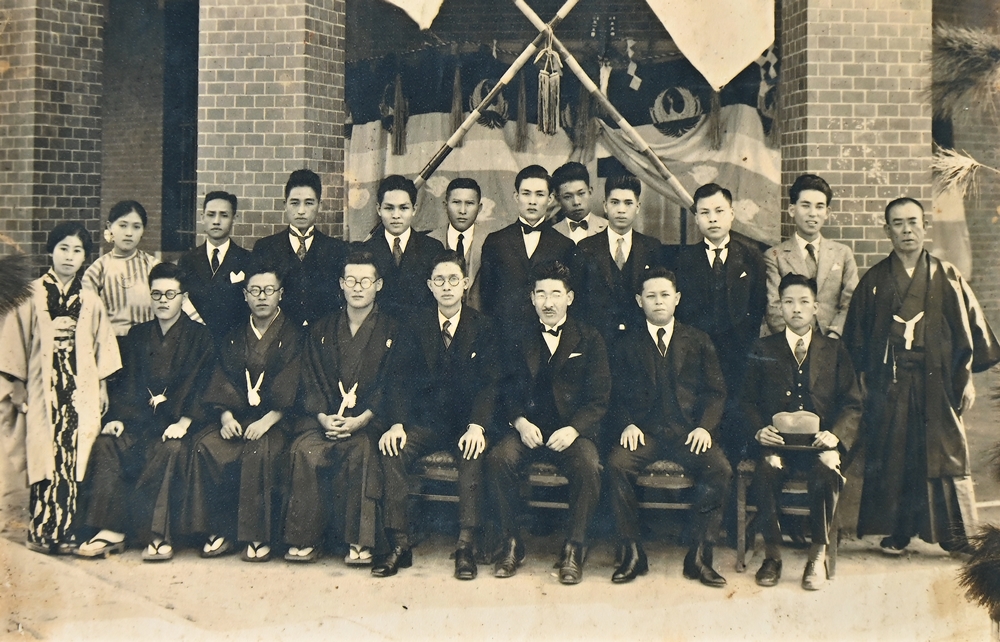 圖為舊三和銀行高雄支店職員合影。(翻攝/Carter) 圖為舊三和銀行高雄支店職員合影。(翻攝/Carter)