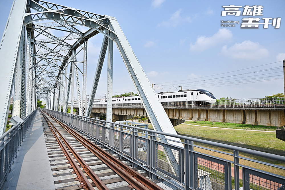 鐵道迷能在「舊鐵橋濕地教育園區」捕捉到列車飛馳的瞬間。 (攝影/Carter)