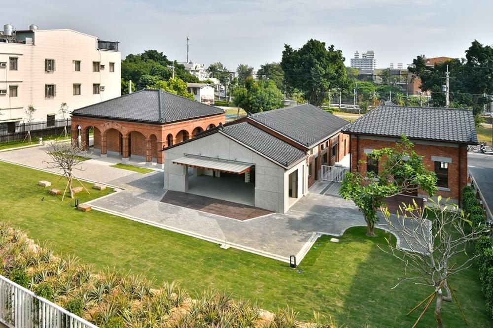 臺灣鳳梨工場原為泰芳商會第三、第四鳳梨罐頭工場，三棟建物現為大樹文史館(右)、鳳梨產業展示館(中)、旺來會社(左)。(圖片提供/高雄市政府文化局)