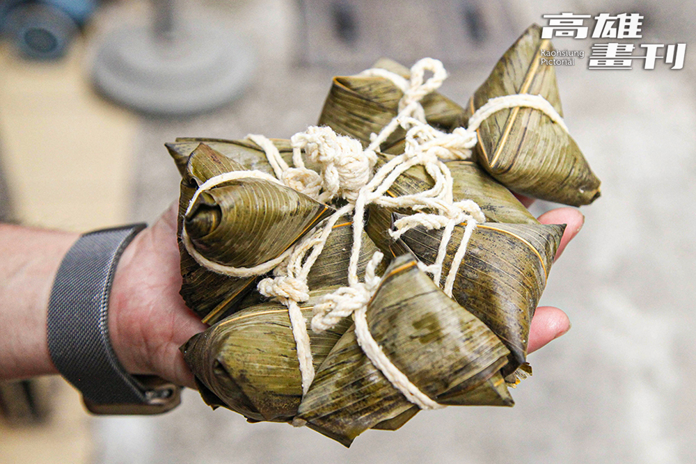 一串10顆的小巧粽子,每顆僅6公分,卻內餡豐富、口感紮實,方便分食也更無負擔。(攝影/李瑰嫻 ) 一串10顆的小巧粽子,每顆僅6公分,卻內餡豐富、口感紮實,方便分食也更無負擔。(攝影/李瑰嫻 )