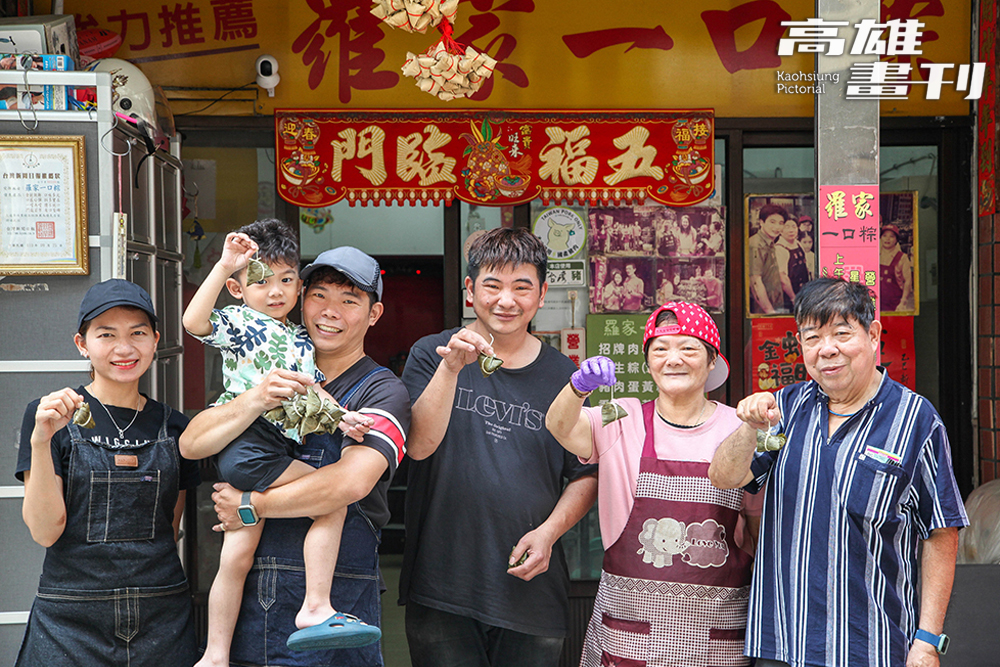 從備料到包粽全家總動員,手工製作的迷你粽不只可愛誘人,配料也豐富不馬虎。(攝影/李瑰嫻 ) 從備料到包粽全家總動員,手工製作的迷你粽不只可愛誘人,配料也豐富不馬虎。(攝影/李瑰嫻 )