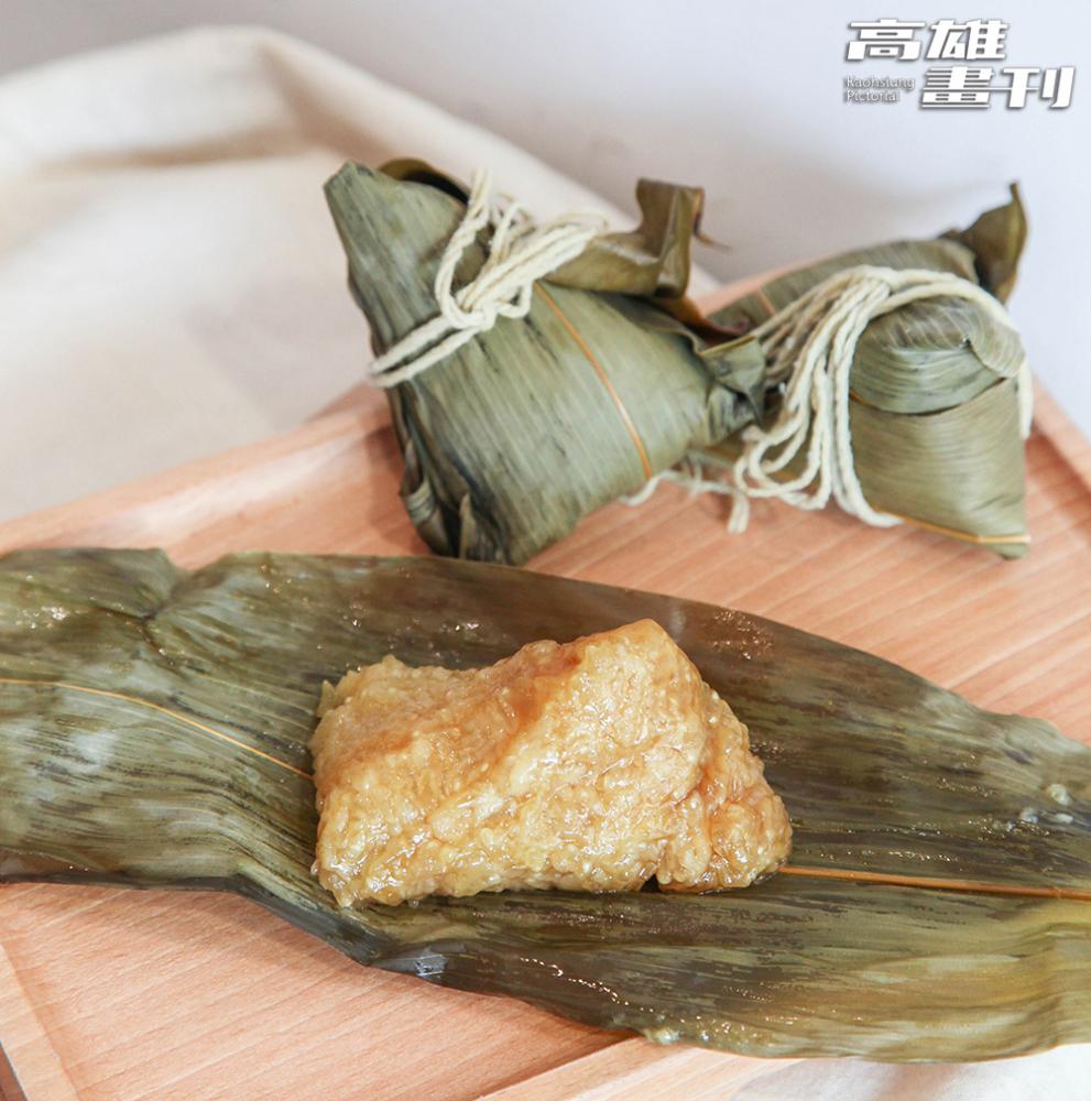 天然鹼水與圓糯米慢熬4小時,美滿的鹼粽如麻糬般軟Q綿密,口感細緻迷人。 (攝影/李瑰嫻 ) 天然鹼水與圓糯米慢熬4小時,美滿的鹼粽如麻糬般軟Q綿密,口感細緻迷人。 (攝影/李瑰嫻 )