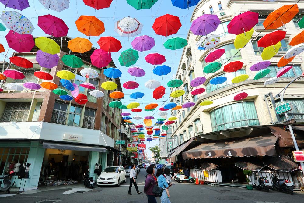 【202001城市快門】蔚藍天空下的五顏六色點綴 後驛商圈雨傘街